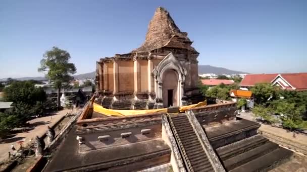 Antenn skott på Wat Chedi Luang Chiang Mai, Thailand. — Stockvideo