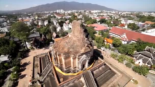 Luchtfoto schot op Wat Chedi Luang Chiang Mai, Thailand. — Stockvideo