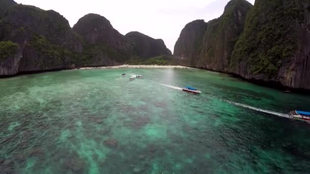 Tiro aéreo em Maya Beach Phuket, Tailândia . — Vídeo de Stock