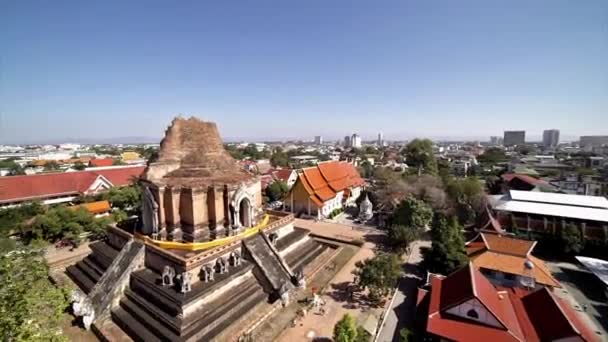 Colpo aereo a Wat Chedi Luang Chiang Mai, Thailandia . — Video Stock