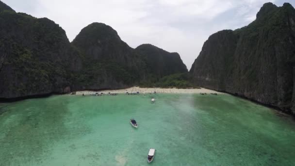 Luchtfoto schot op Maya Beach Phuket, Thailand. — Stockvideo