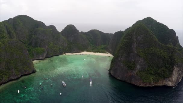 Luchtfoto schot op Maya Beach Phuket, Thailand. — Stockvideo