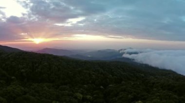 Güneşin doğuşunu, Doi Inthanon Chiang Mai, Tayland.