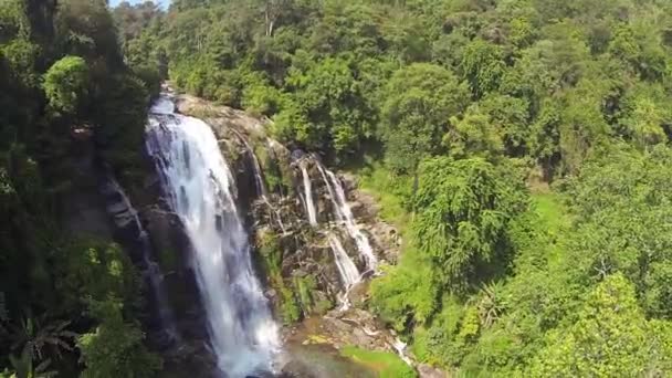 Tiro aéreo na cachoeira Wachiratarn Chiang Mai, Tailândia — Vídeo de Stock