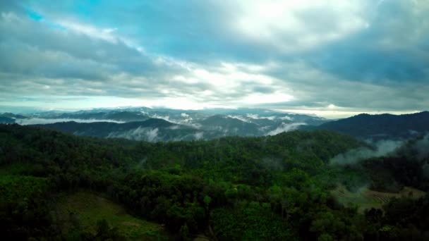 Ανατολή του ήλιου στο Doi Inthanon Chiang Mai, Ταϊλάνδη. — Αρχείο Βίντεο