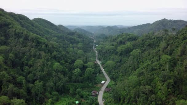 Camino de tiro aéreo en la montaña . — Vídeo de stock