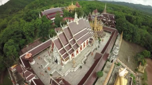 Aerial strzał Wat phra że khiri mongkhon suthon w phrae, Tajlandia — Wideo stockowe