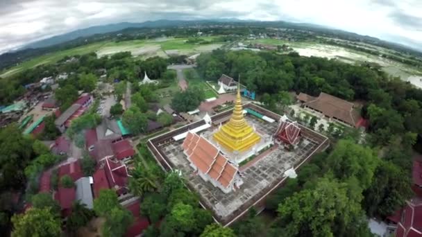 Letecký snímek wat prathet v kwaen v phrae, Thajsko. — Stock video