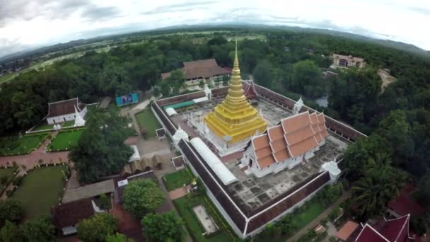 A következő reptér környékén: nan, Thaiföld templom légi felvétel. — Stock videók