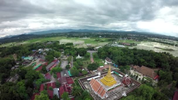 Luchtfoto rond tempel in nan, Thailand. — Stockvideo