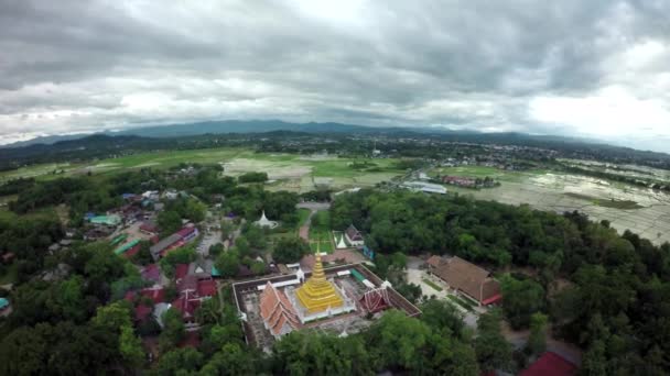 Аэросъемка вокруг храма в Нан, Таиланд . — стоковое видео