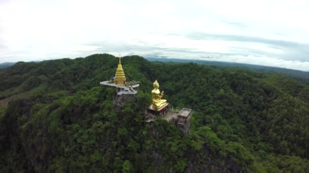 Aerial shot around Temple on mountain at phrae, Thailand. — Stock Video
