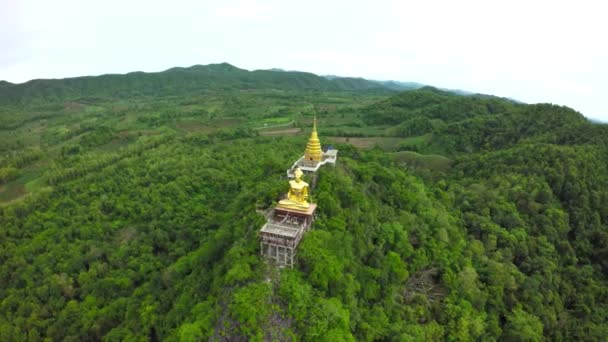 Аэросъемка вокруг храма на горе в Фрае, Таиланд . — стоковое видео