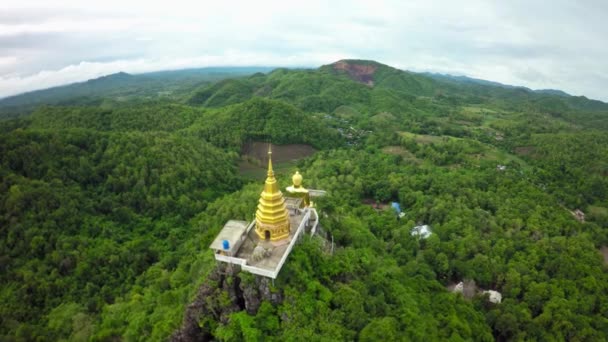 Aereo girato intorno al Tempio sulla montagna a Phrae, Thailandia . — Video Stock