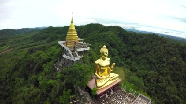 Plano aéreo alrededor del templo en la montaña en phrae, Tailandia . — Vídeo de stock