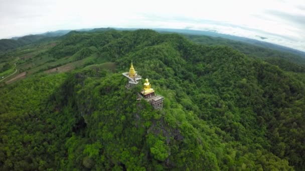 Vue aérienne autour de Temple sur la montagne à Phrae, Thaïlande . — Video