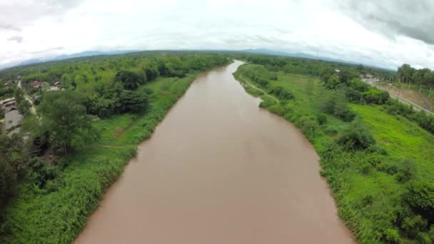 Aerial Shot Un ponte di legno sul fiume — Video Stock