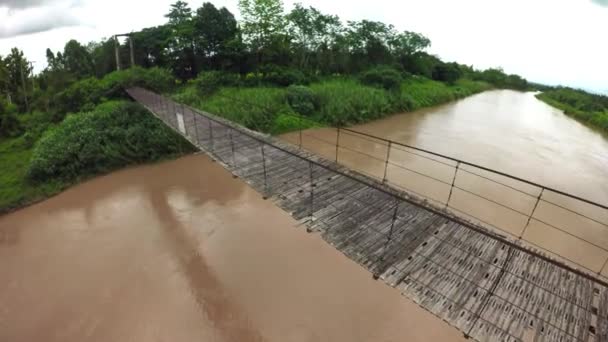 Воздушный кадр Деревянный мост через реку — стоковое видео