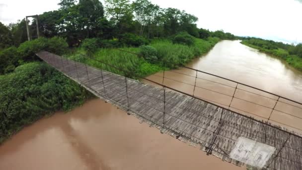 Antenne Shot van een houten brug over de rivier — Stockvideo
