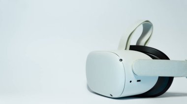 Modern sanal gerçeklik kulaklığı temiz ışık arka planına yerleştirilmiş. Metin için alanı olan teknoloji ve yenilik kavramı.