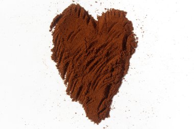 Beyaz izole kalp şeklinde çekilmiş kahve