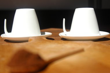 Tahta kaşık ve iki beyaz bardak taze çekilmiş kahve