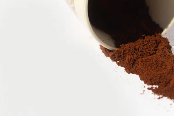 Caído xícara de café cheio de terra sobre um fundo branco — Fotografia de Stock