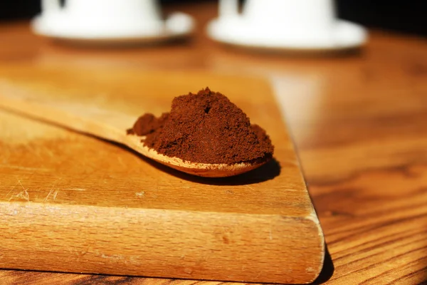 Café moído fresco com colher de madeira e duas xícaras brancas — Fotografia de Stock