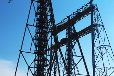 Gökyüzü arka planında inşaat vinci