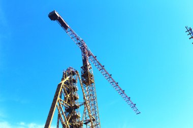 Gökyüzü arka planında inşaat vinci