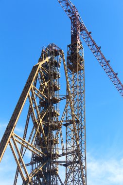 Gökyüzü arka planında inşaat vinci