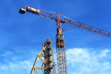Gökyüzü arka planında vinçleri olan inşaat alanı