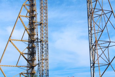 Gökyüzü arka planında inşaat vinci