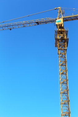 Gökyüzü arka planında inşaat vinci