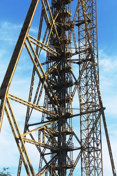 Grúa de construcción en el fondo del cielo — Foto de Stock