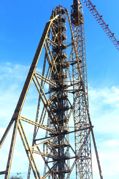 Grúa de construcción en el fondo del cielo — Foto de Stock