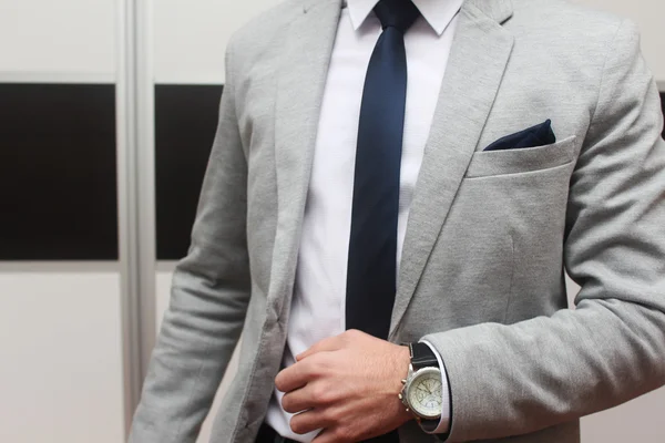넥타이, 넥타이 클립 및 손수건 회색 양복에 남자 — 스톡 사진