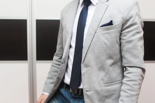 Muž v šedém obleku s kravatou, sponě a kapesník — Stock fotografie