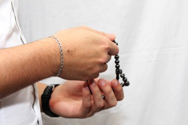 Müslüman adam dua ediyor