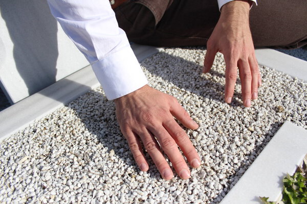 Фото молодого мусульманина возле могилы его отца
