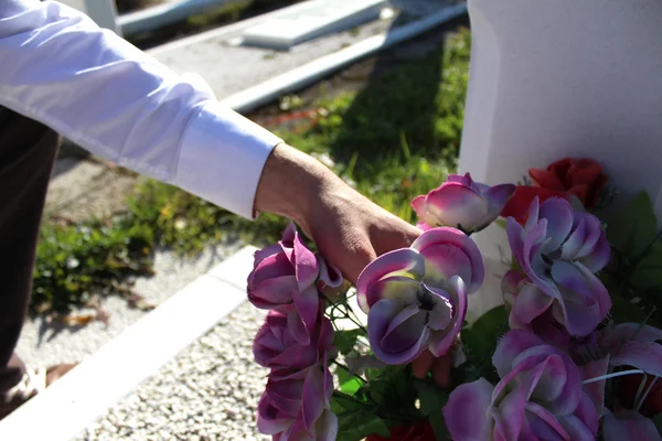 Foto pemuda muslim di dekat makam ayahnya. — Stok Foto