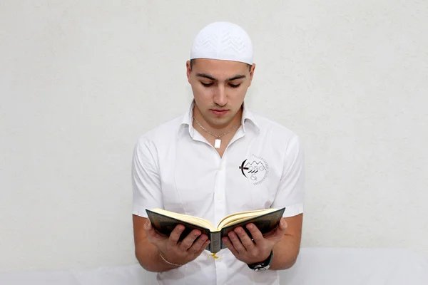 Hombre musulmán leyendo el Sagrado Libro Islámico Corán —  Fotos de Stock