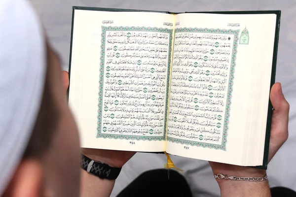 Muslimský muž čtení islámské svaté knihy Koránu — Stock fotografie