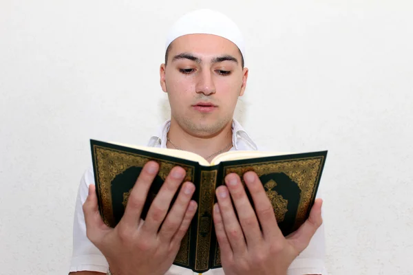 Muslimsk Man läsa heliga islamiska bok Koranen Stockbild