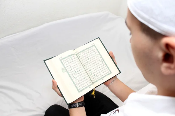Muslimsk Man läsa heliga islamiska bok Koranen Stockbild