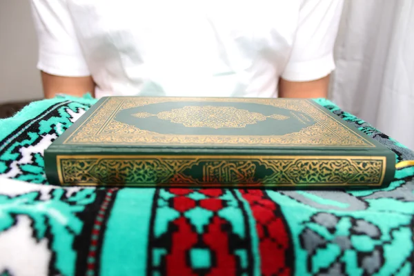 Muslimsk Man läsa heliga islamiska bok Koranen Stockfoto