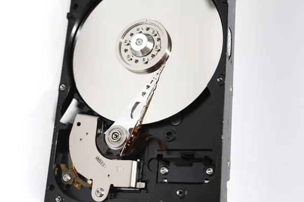 Fechar dentro do disco rígido (HDD) no fundo branco — Fotografia de Stock