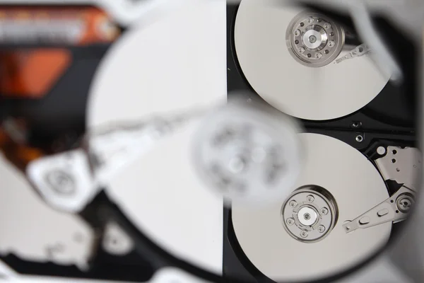 Fechar dentro do disco rígido (HDD) no fundo branco — Fotografia de Stock