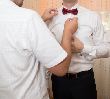 Düğün töreni. Damat hazırlama ayrıntıları