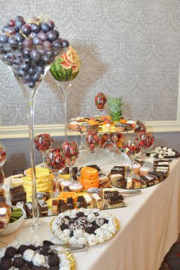 Tatlılar düğün resepsiyonu için masaya kondu.